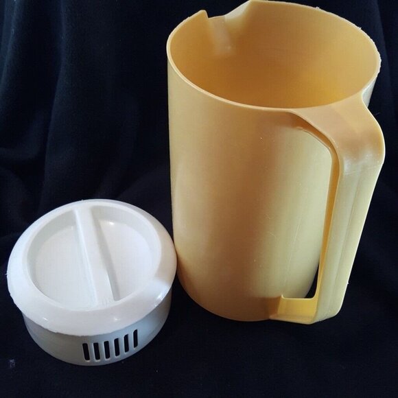 Vintage Rubbermaid 2.25 Quart Harvest Gold Pitcher Strainer White Lid J2445 8 - Picture 2 of 6